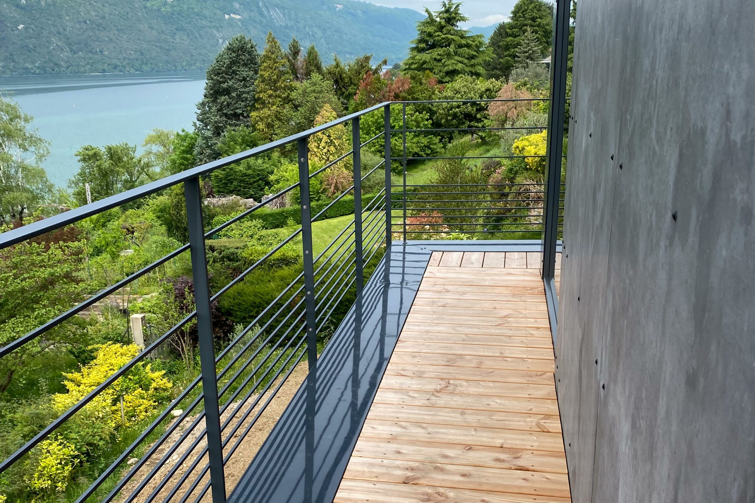 Garde corps métallique extérieur, au bord du lac du Bourget, en Savoie