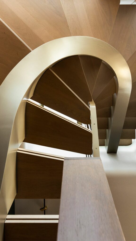 Escalier caissonné et débillardé en acier