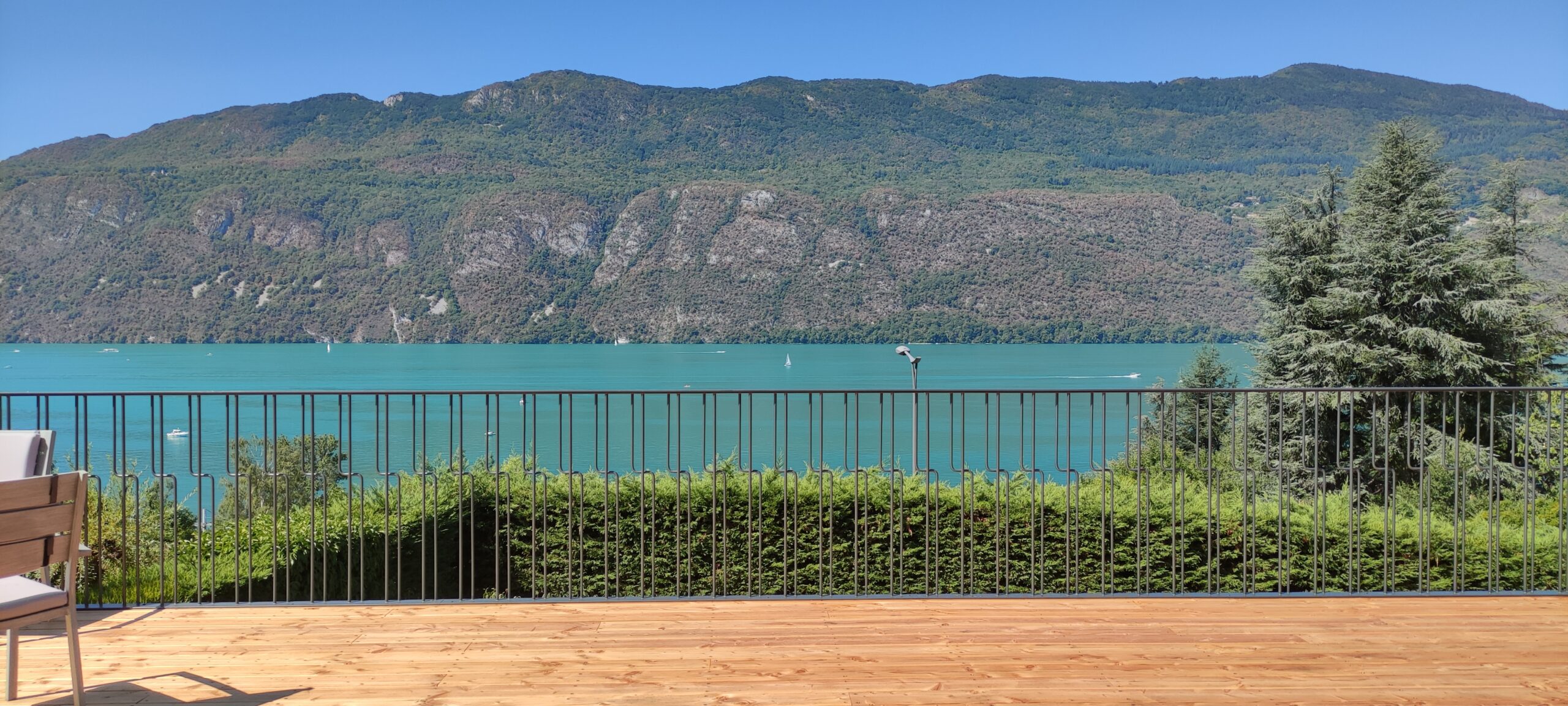 Garde corps métallique au bord du lac du Bourget