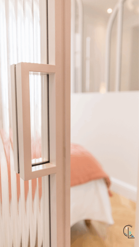 Porte en acier thermolaqué et verre flute