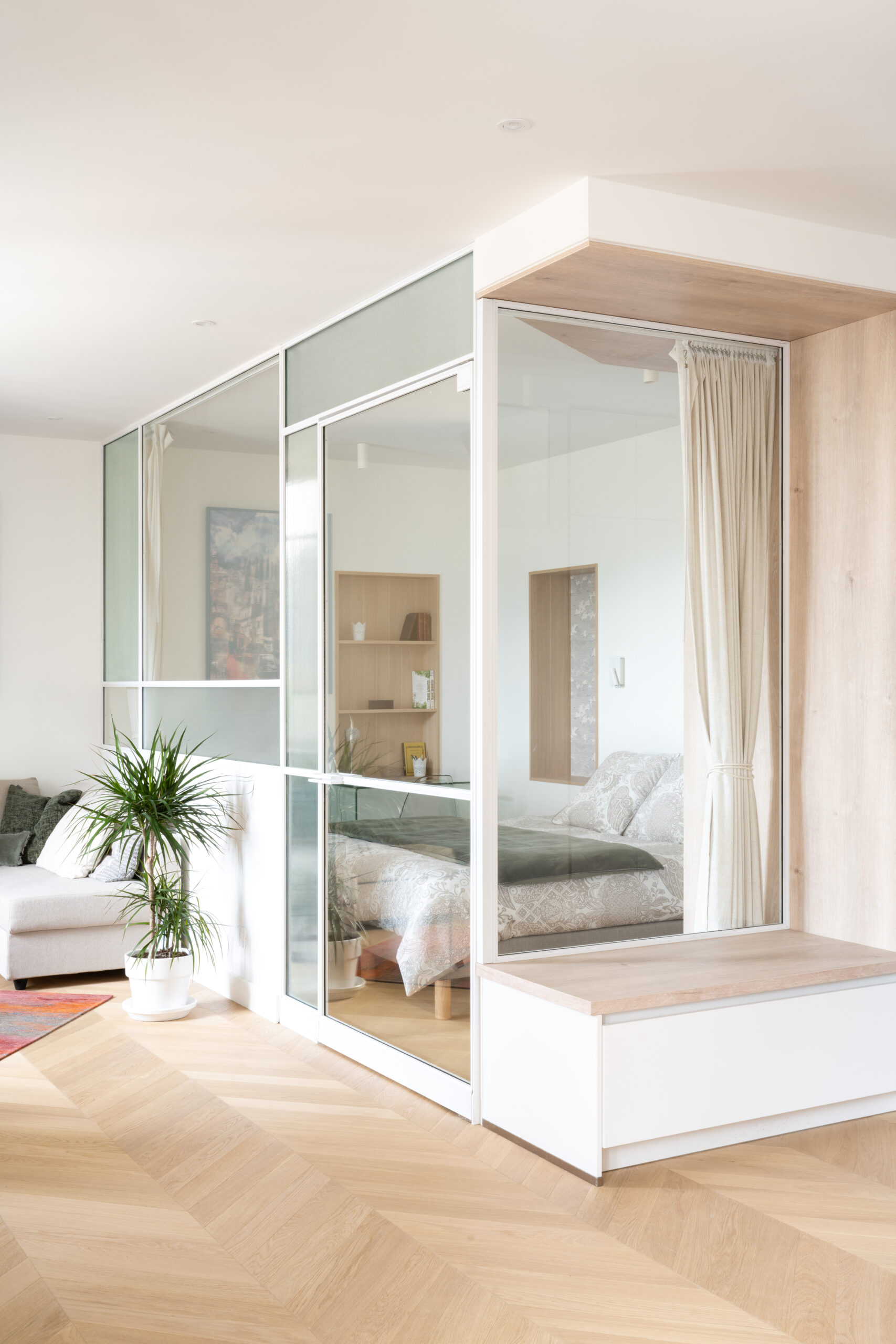 Porte et verrière en acier thermolaqué © Studio OPS