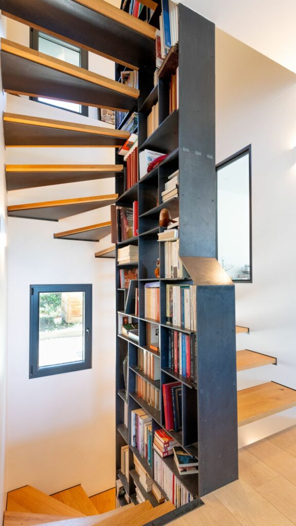 Escalier bibliothèque en acier brut