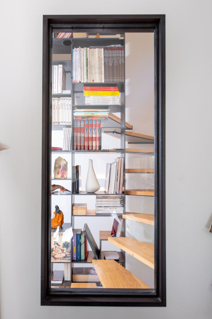 Escalier bibliothèque en acier brut