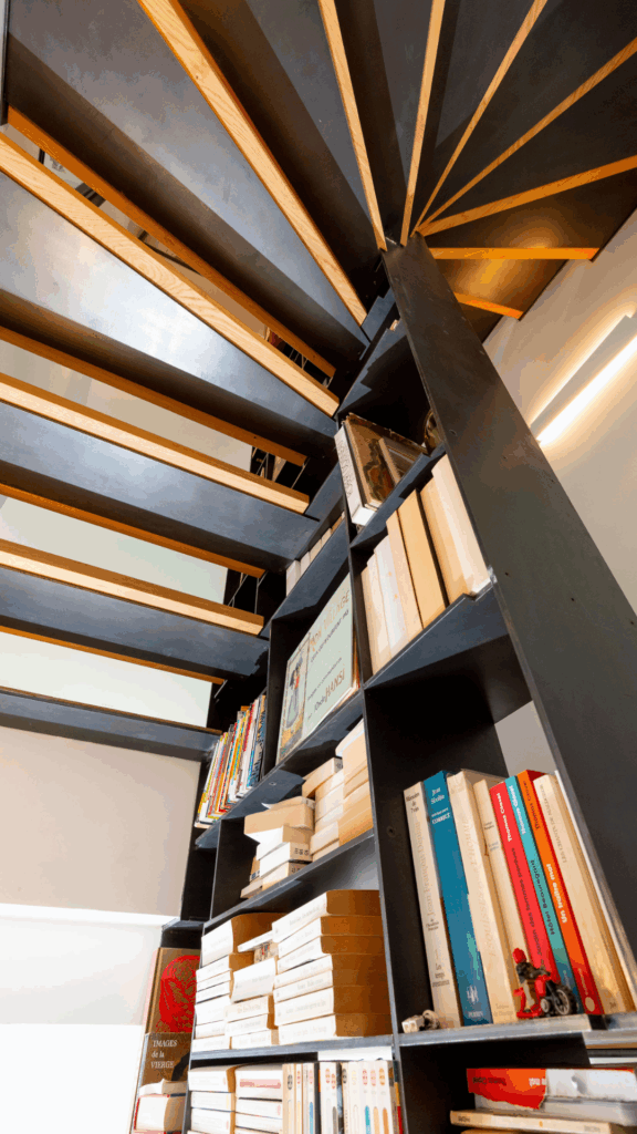 Escalier bibliothèque en acier brut