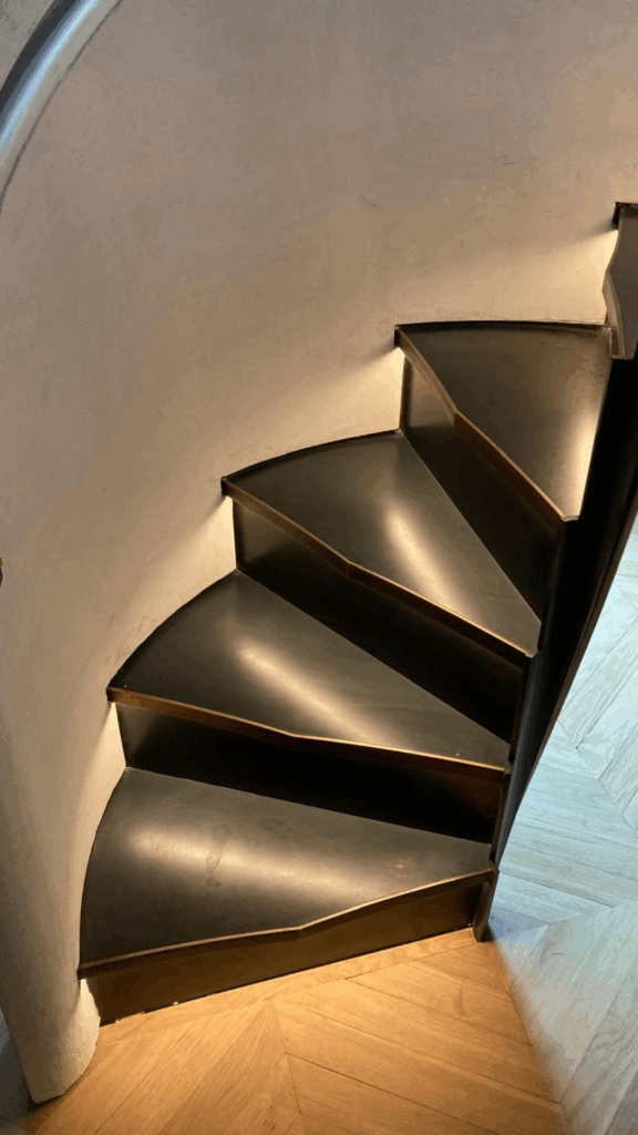 Escalier hélicoïdal métallerie fine - acier et laiton