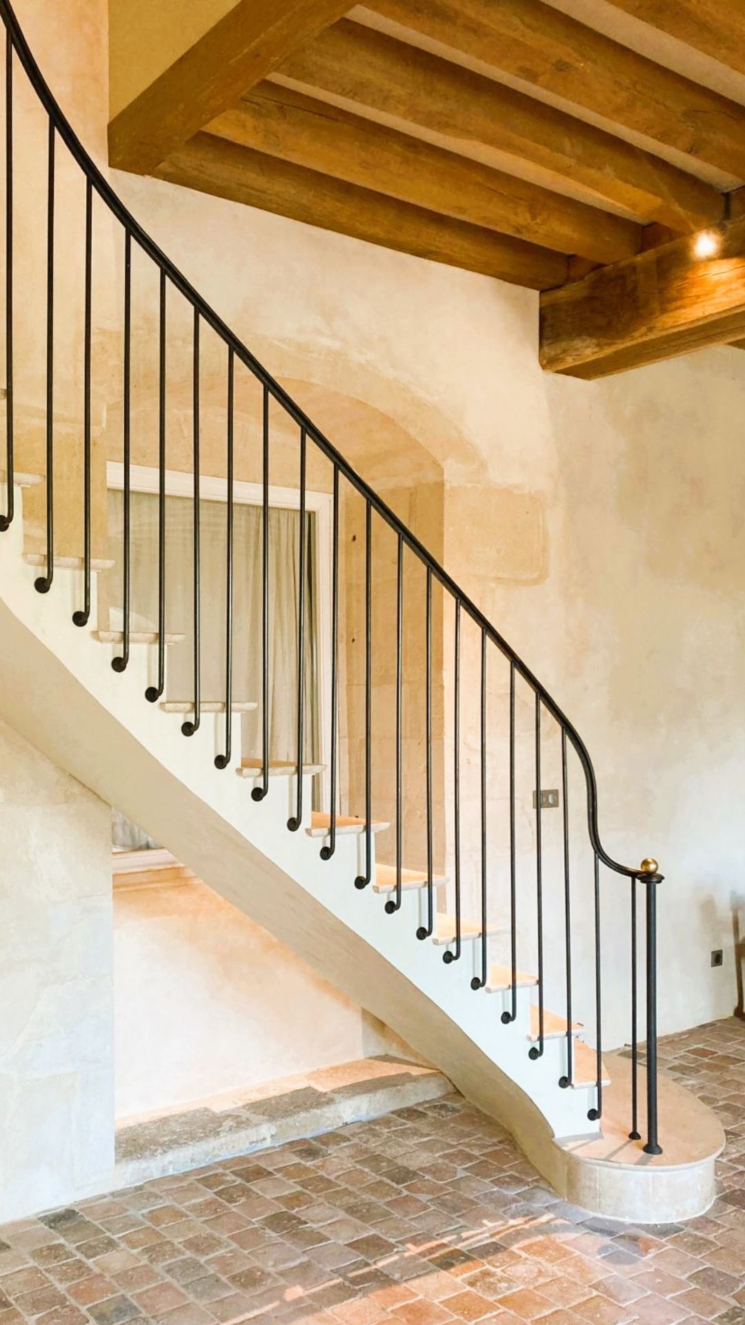 Escalier débillardé en acier patiné
